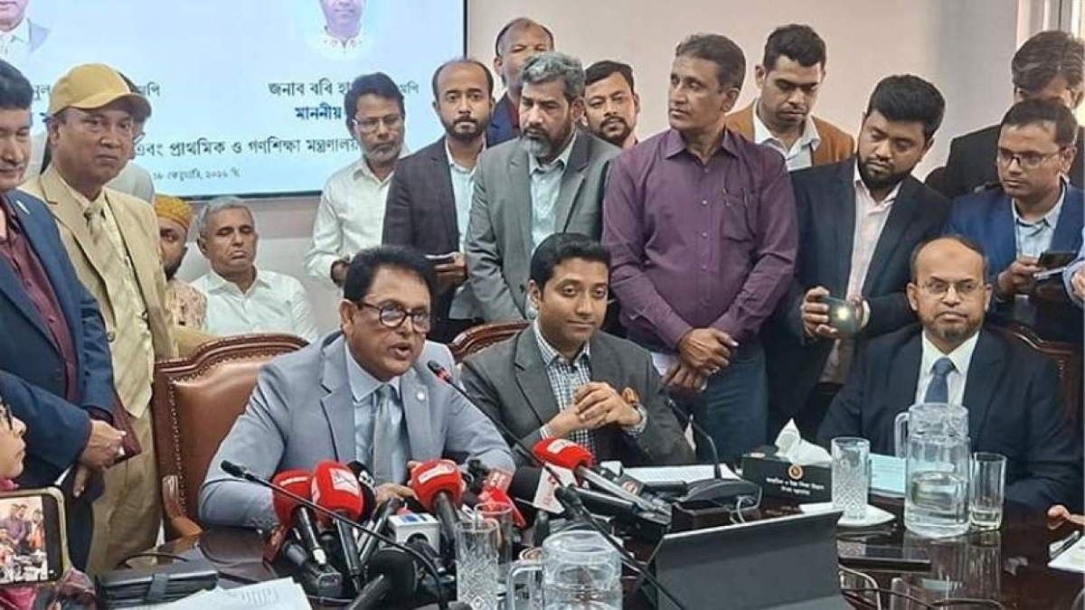 সচিবালয়ে গণমাধ্যমকর্মীদের সঙ্গে কথা বলছেন শিক্ষামন্ত্রী আ ন ম এহসানুল হক মিলন ও শিক্ষা প্রতিমন্ত্রী ববি হাজ্জাজ। ছবি- সংগৃহীত