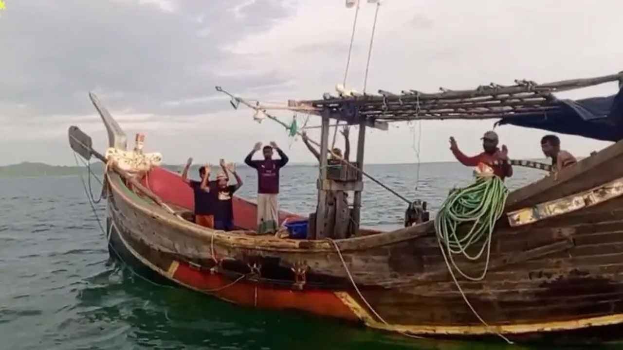 আরাকান আর্মির অভিযানে হাত উঁচিয়ে আত্মসমর্পণের চেষ্টা করছেন কয়েকজন জেলে। ছবি- সংগৃহীত
