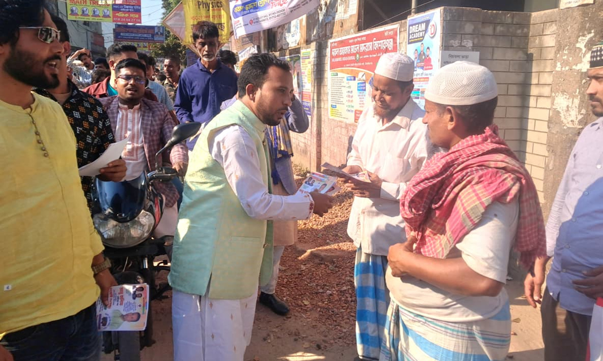 গণসংযোগ ও লিফলেট বিতরণ করছেন আবু হানিফ। ছবি- রূপালী বাংলাদেশ