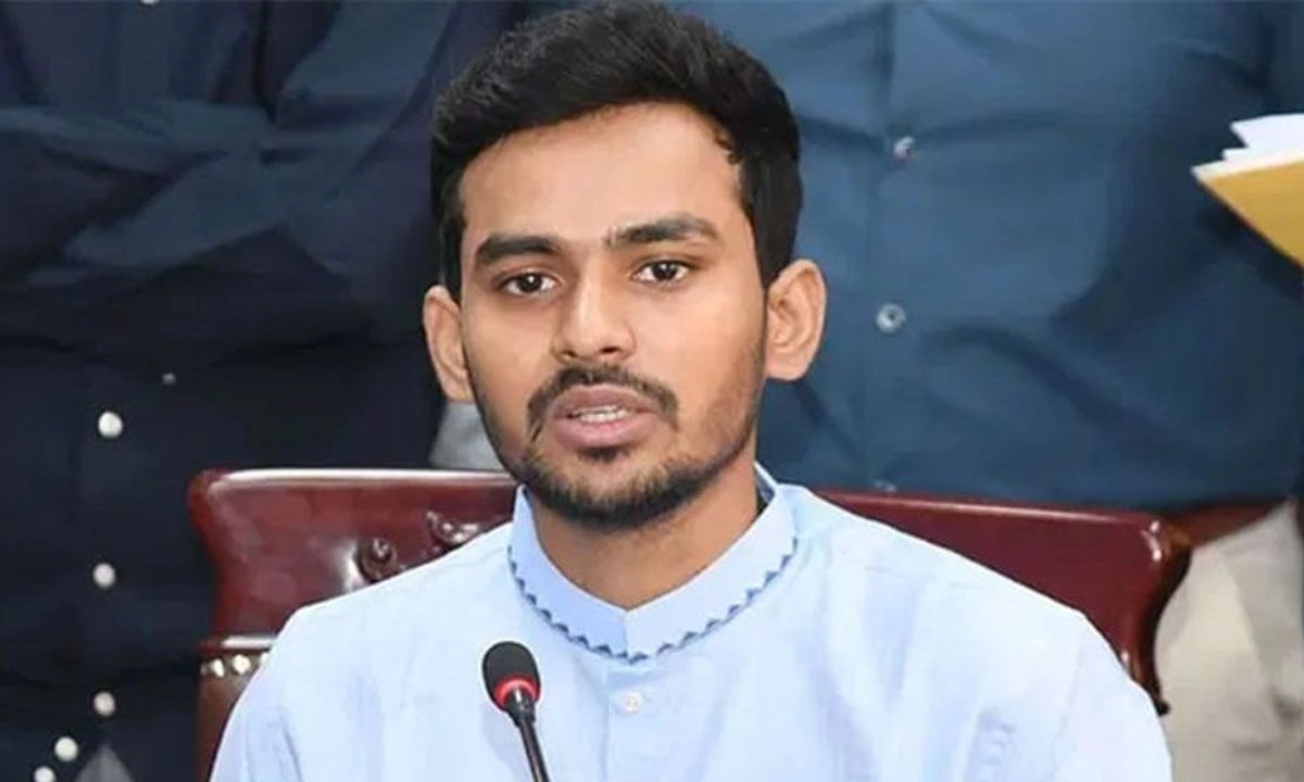 যুব ও ক্রীড়া মন্ত্রণালয়ের উপদেষ্টা আসিফ মাহমুদ। ফাইল ছবি