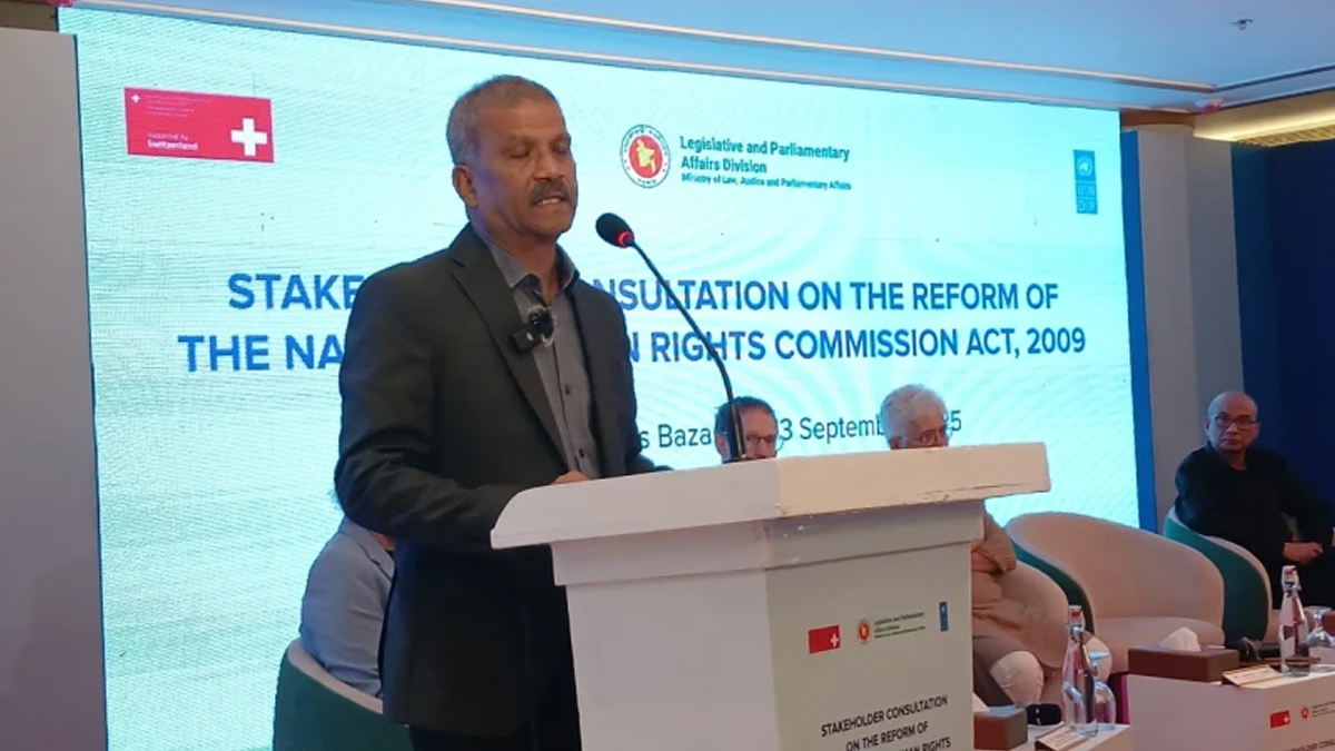 জাতীয় মানবাধিকার কমিশন অধ্যাদেশ-২০০৯ নিয়ে পরামর্শক সভায় প্রধান অতিথির বক্তব্য দিচ্ছেন আইন বিচার ও সংসদবিষয়ক উপদেষ্টা ড. আসিফ নজরুল। ছবি- সংগৃহীত