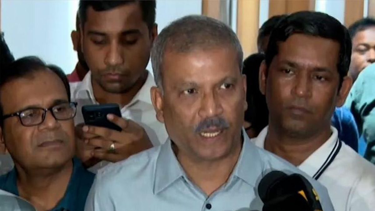সচিবালয়ে সাংবাদিকদের সঙ্গে আইন উপদেষ্টা ড. আসিফ নজরুল। ছবি- সংগৃহীত
