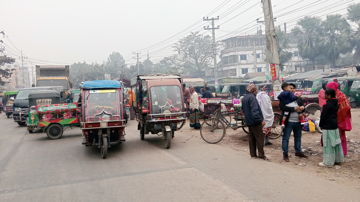 যাত্রী ছাউনি ও টয়লেট ব্যবস্থা না থাকায় চরম দুর্ভোগের স্বীকার হতে হচ্ছে যাত্রীদের।    ছবি : রূপালী বাংলাদেশ