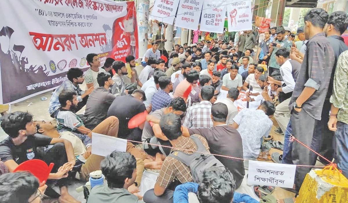 শেবাচিমে অনিয়ম-দুর্নীতি বন্ধে অনশনে ৫ শিক্ষার্থী