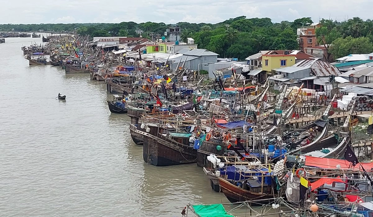 বঙ্গোপসাগরে লঘুচাপ - ঘাটে ফিরেছে মাছ ধরা ট্রলার