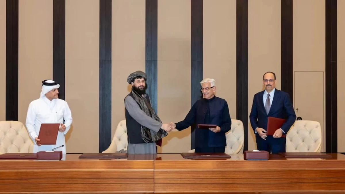 যুদ্ধবিরতি চুক্তি স্বাক্ষরের পর আফগান প্রতিরক্ষামন্ত্রী মোল্লা মোহাম্মদ ইয়াকুব মুজাহিদ এবং পাকিস্তানের প্রতিরক্ষামন্ত্রী খাজা মুহাম্মদ আসিফ করমর্দন করছেন।