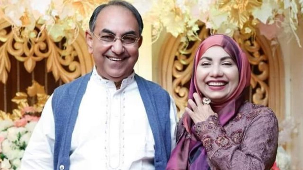 মির্জা আব্বাসের পাশে আফরোজা আব্বাস। ছবি : সংগৃহীত