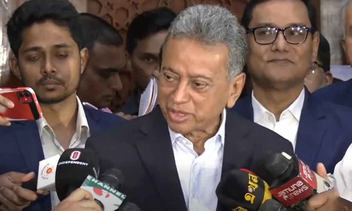 রাজধানীর আগারগাঁওয়ে পরিকল্পনা মন্ত্রণালয়ে আয়োজিত এক কর্মশালা শেষে সাংবাদিকদের সঙ্গে আলাপকালে অর্থমন্ত্রী আমির খসরু মাহমুদ চৌধুরী। ছবি : সংগৃহীত