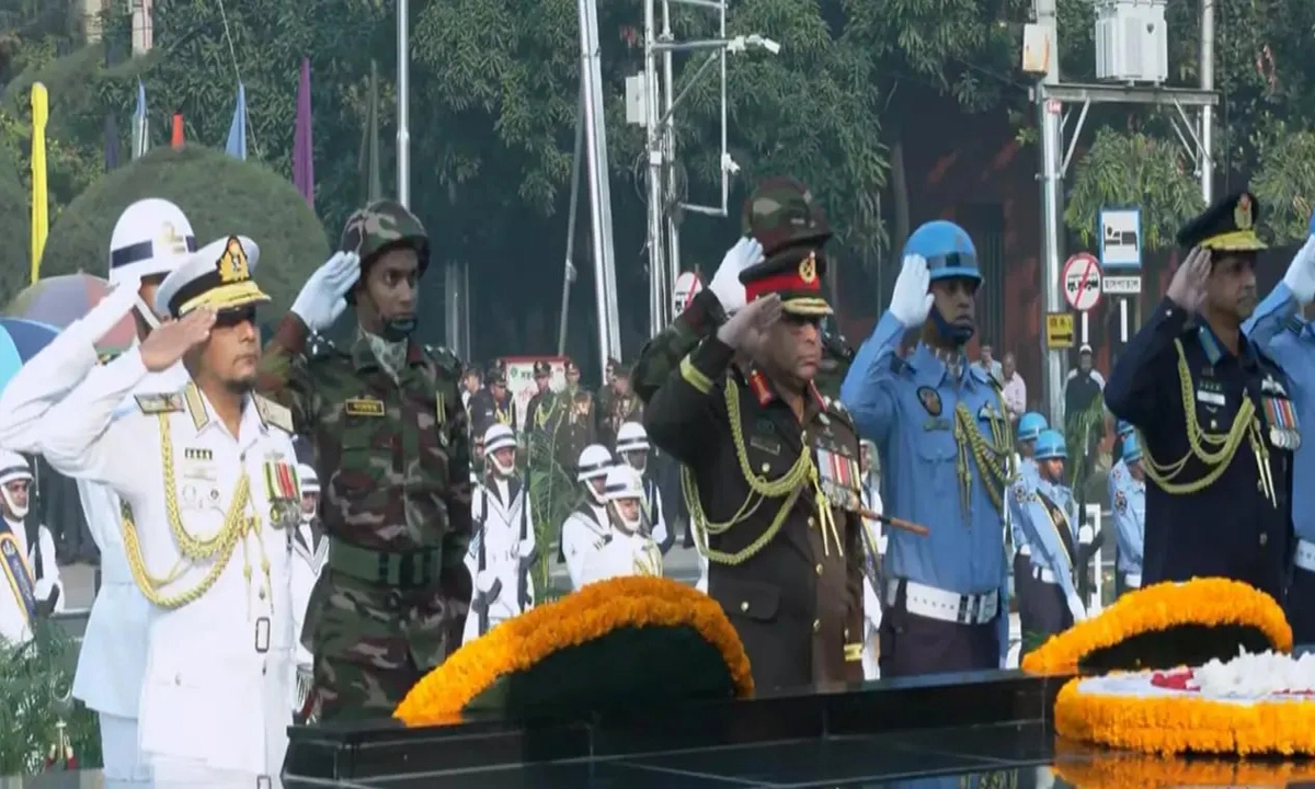 তিন বাহিনীর প্রধানদের শ্রদ্ধাঞ্জলি। ছবি- সংগৃহীত