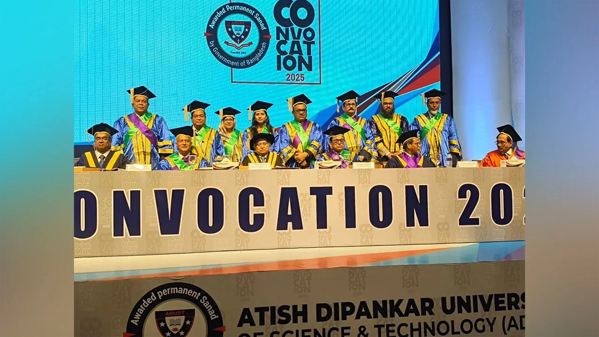 অতীশ দীপঙ্কর বিজ্ঞান ও প্রযুক্তি বিশ্ববিদ্যালয়ের সমাবর্তনে অতিথিরা।