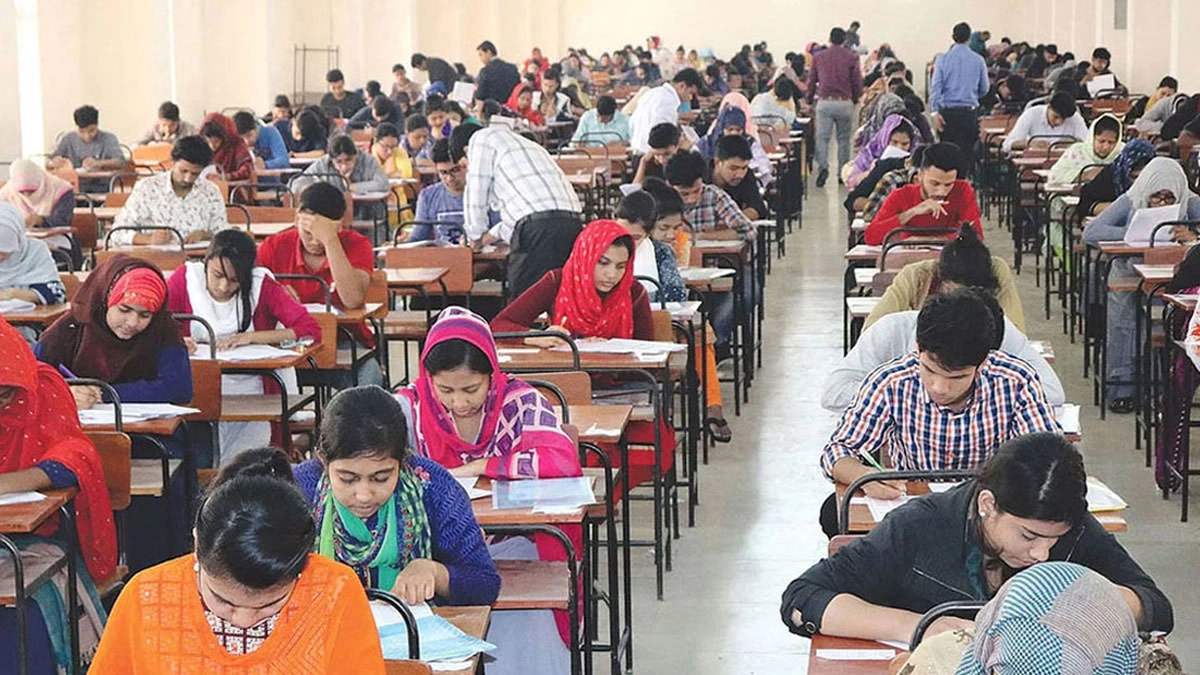 পরীক্ষার হলে চাকরিপ্রার্থীরা।