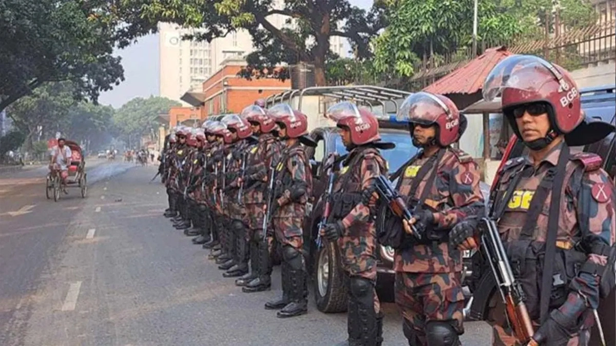 সড়কে কড়া নিরাপত্তায় বিজিবির সদস্যরা। ছবি- সংগৃহীত