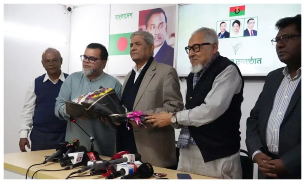 বিএনপি মহাসচিব মির্জা ফখরুল ইসলাম আলমগীরের হাতে ফুল দিয়ে দলে যোগ দিয়েছেন সৈয়দ এহসানুল হুদা। ছবি- সংগৃহীত