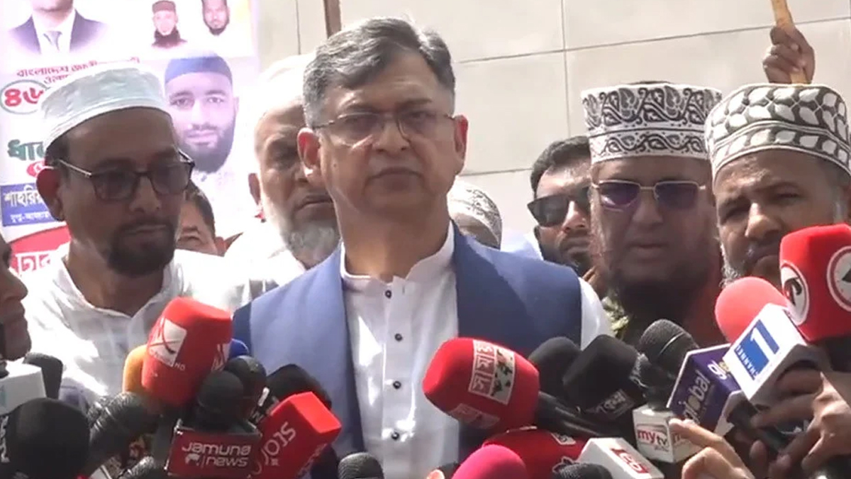জিয়াউর রহমানের সমাধিতে শ্রদ্ধা শেষে সাংবাদিকদের সঙ্গে বিএনপির স্থায়ী কমিটির সদস্য সালাহউদ্দিন আহমদ। ছবি- সংগৃহীত