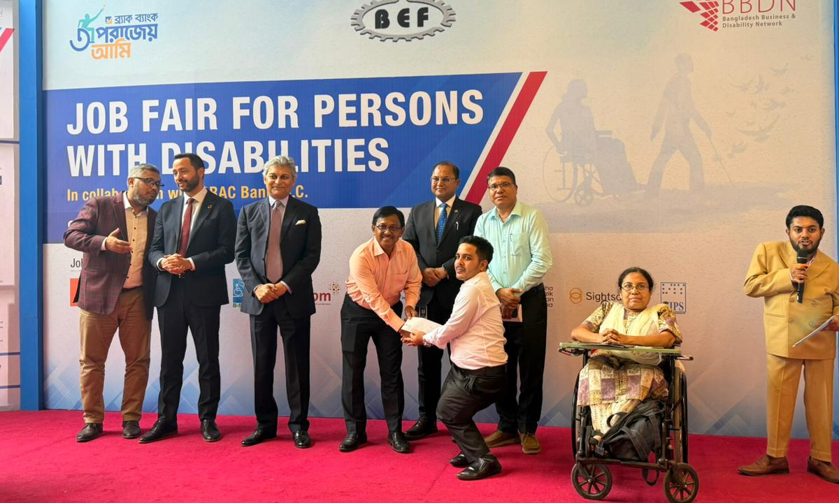 জব ফেয়ারে কর্মসংস্থানের সুযোগ পাওয়া ব্যক্তিদের অ্যাপয়েনমেন্ট লেটার তুলে দিচ্ছেন প্রতিষ্ঠান দুটির কর্মকর্তারা। সৌজন্য ছবি