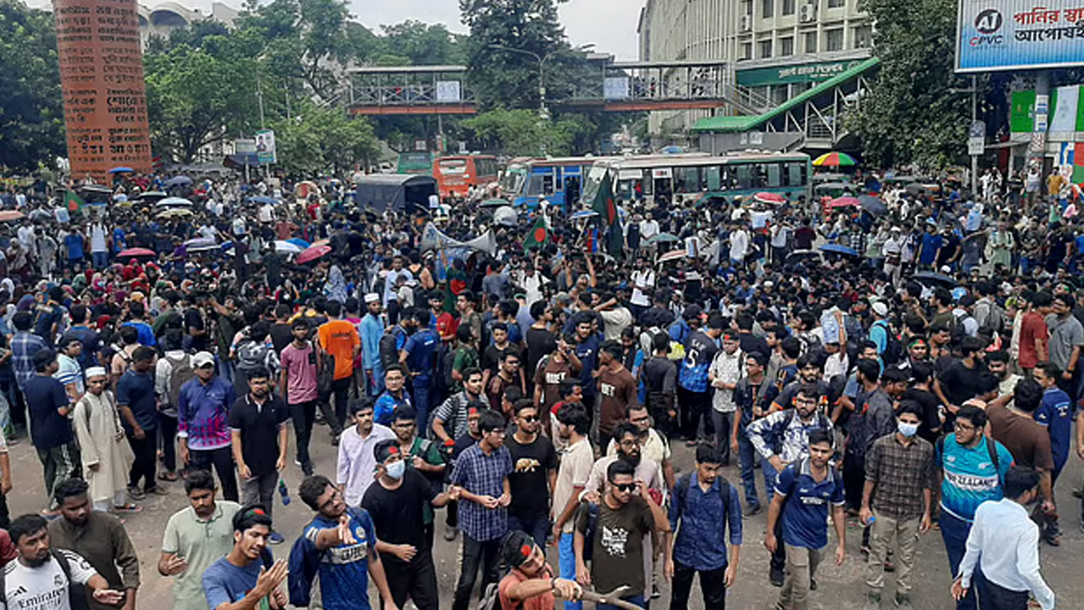 রাজধানীর শাহবাগ অবরোধ করেন প্রকৌশলের শিক্ষার্থীরা। ছবি- সংগৃহীত