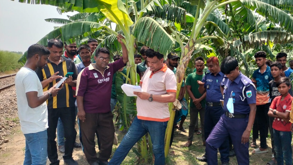 ঘটনাস্থল পরিদর্শনে পুলিশ। ছবি : রূপালী বাংলাদেশ