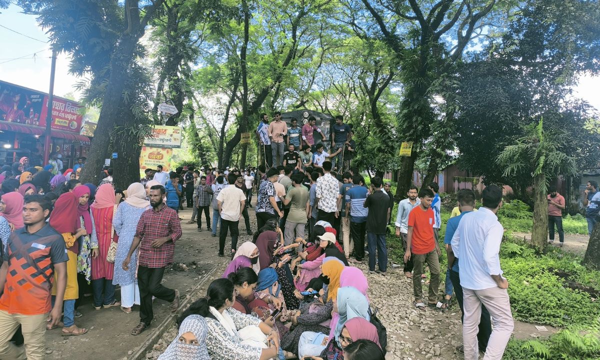 ঢাকা-ময়মনসিংহ রেলপথ অবরোধে বাংলাদেশ কৃষি বিশ্ববিদ্যালয়ের শিক্ষার্থীরা। ছবি-  রূপালী বাংলাদেশ