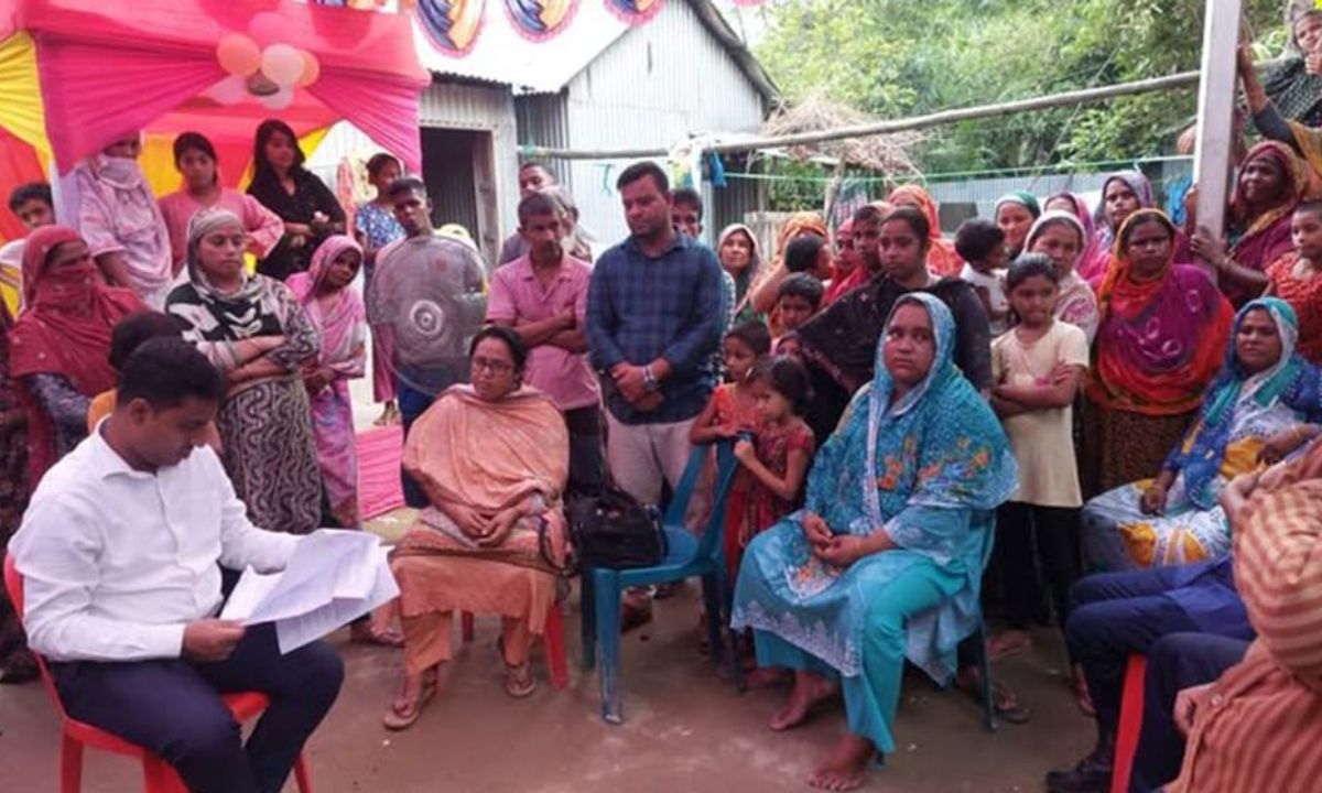বাল্যবিয়ের খবরে উপস্থিত স্থানীয় প্রশাসন। ছবি- রূপালী বাংলাদেশ