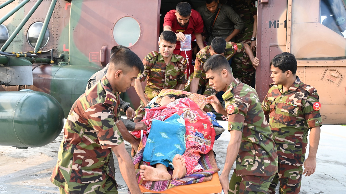 দুর্গম পাহাড় থেকে অসুস্থ বম নারীকে উদ্ধার করে হাসপাতালে নিল সেনাবাহিনী