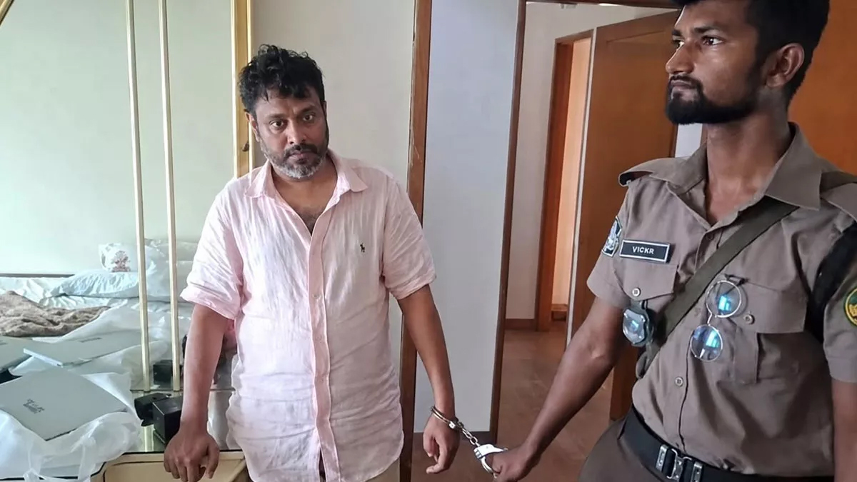 পুলিশের হাতে গ্রেপ্তার  মির্জা আবুল বাশার মামুন। ছবি : সংগৃহীত