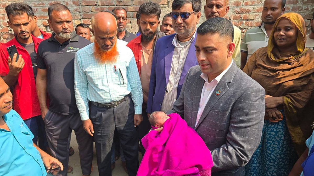 বেনাপোল পৌরসভার প্রশাসক ডা. নাজিব হাসানের কোলে উদ্ধার করা নবজাতকটি। ছবি- রূপালী বাংলাদেশ