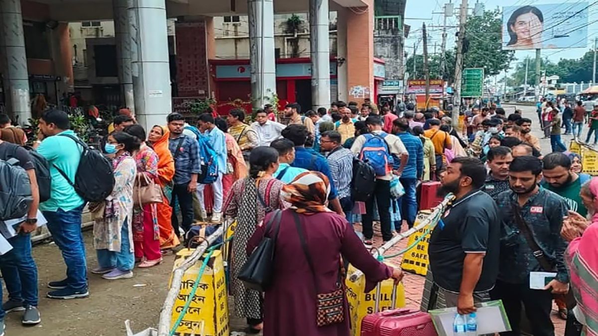 বেনাপোল চেকপোস্টে পাসপোর্টধারী যাত্রীরা। ছবি- রূপালী বাংলাদেশ