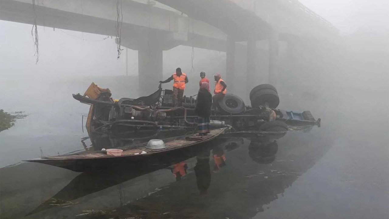 উদ্ধার কাজ করছে ফায়ার সার্ভিসের সদস্যরা। ছবি : সংগৃহীত