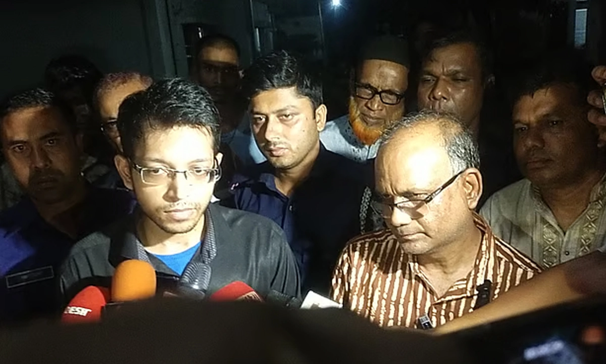 সাংবাদিকদের সঙ্গে কথা বলছেন তাঁর ভাই চিররঞ্জন সরকার ও ছেলে ঋত সরকার। । ছবি- সংগৃহীত