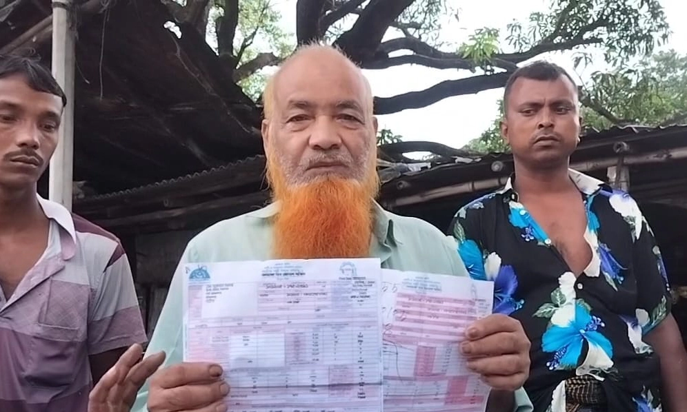 নাটোরের নলডাঙ্গায় পল্লী বিদ্যুতের ভৌতিক বিলে ভোগান্তিতে পড়েছেন গ্রাহকরা। ছবি- রূপালী বাংলাদেশ