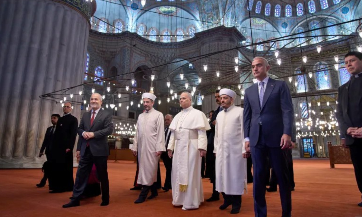 নীল মসজিদে পোপ লিও। ছবি- সংগৃহীত