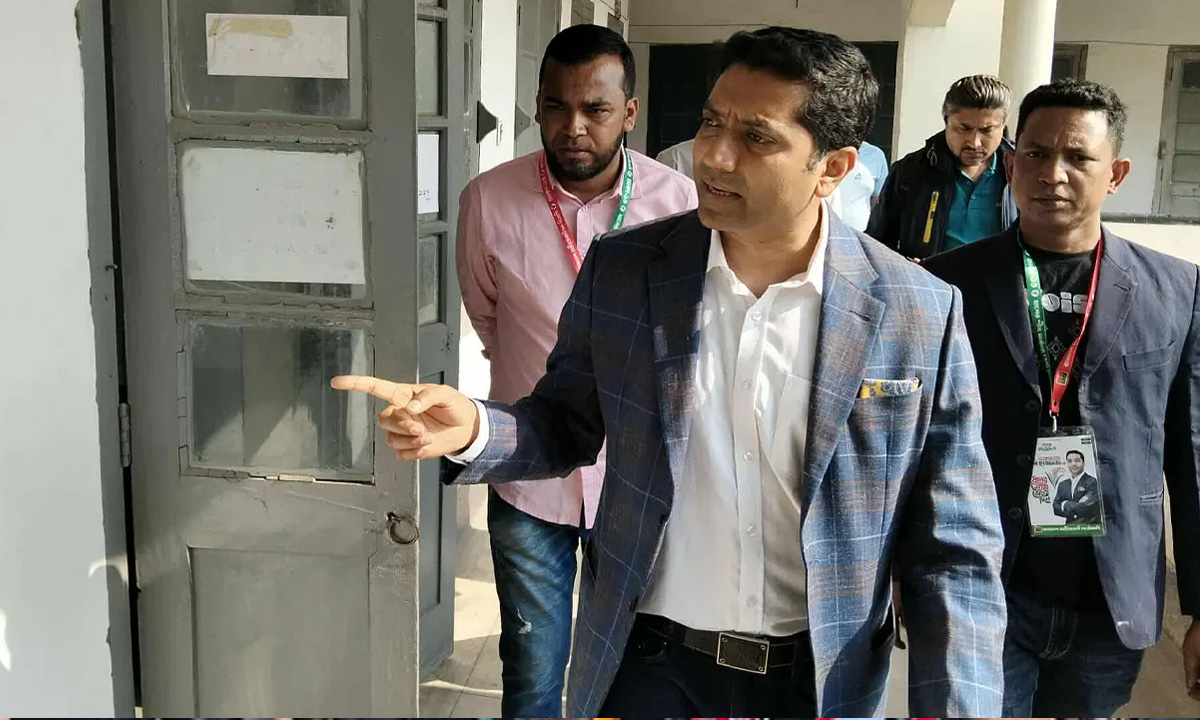 ভোটকেন্দ্র ঘুরে দেখছেন ববি হাজ্জাজ। ছবি : সংগৃহীত