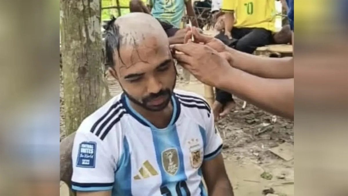 মাথা ন্যাড়া করছেন ফয়সাল আহমেদ জুম্মান। ছবি : সংগৃহীত