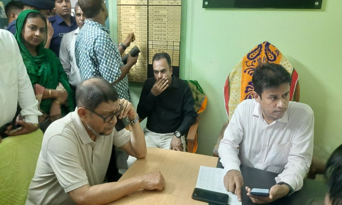 বাগেরহাটের মোরেলগঞ্জ উপজেলা স্বাস্থ্য কমপ্লেক্স পরিদর্শনে যান স্বাস্থ্য ও পরিবার কল্যাণমন্ত্রী সরদার মো. সাখাওয়াত হোসেন। ছবি: সংগৃহীত