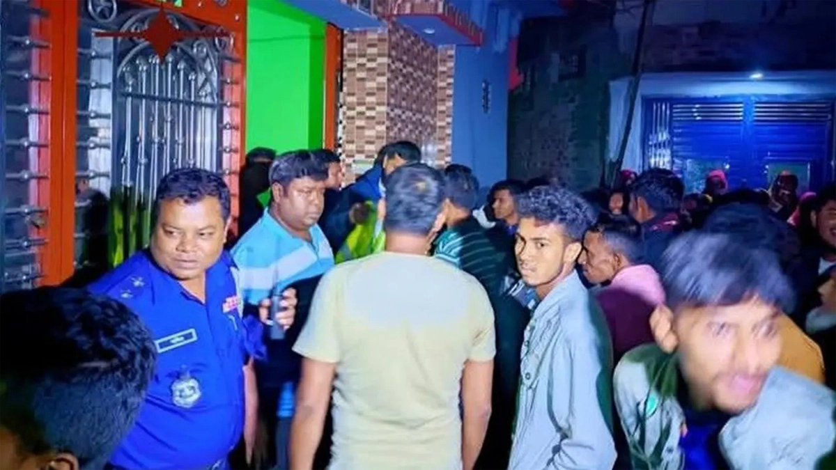 ঘটনাস্থলে এলাকাবাসীর ভিড়। ছবি- সংগৃহীত