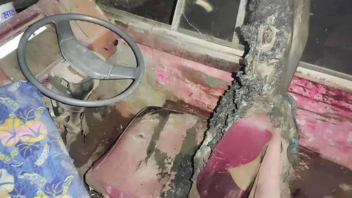 আগুনে পুড়ে যাওয়া বাস। ছবি- সংগৃহীত