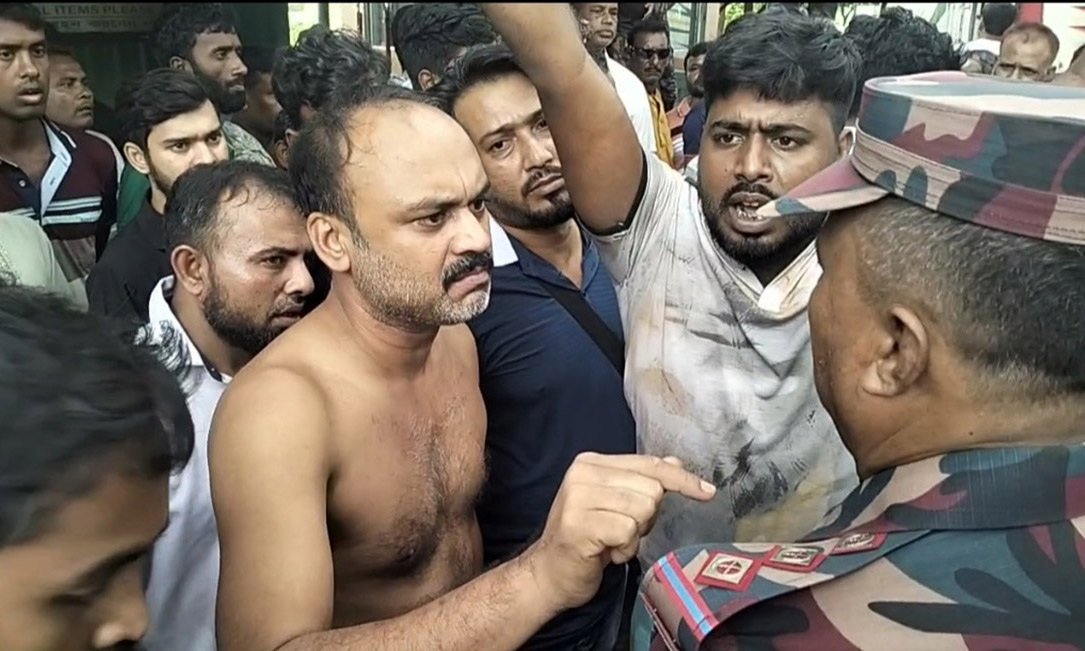 বেনাপোলে বাসচালককে মারধরের অভিযোগ। ছবি- রূপালী বাংলাদেশ