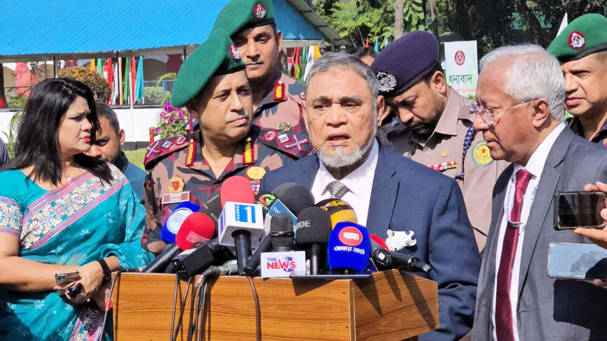 আইনশৃঙ্খলা পরিস্থিতি সন্তোষজনক নয় বলে মন্তব্য করেছেন সিইসি এ এম এম নাসির উদ্দীন। তার এই বক্তব্যের সঙ্গে আপনি কি একমত?