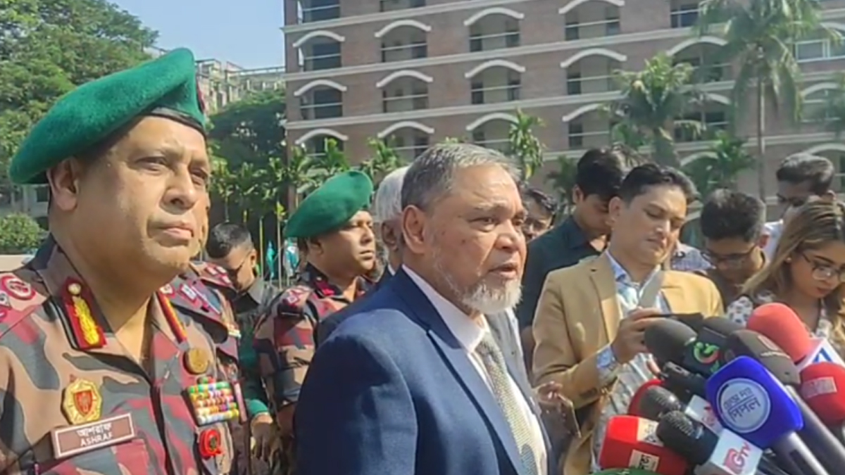 বিজিবির নির্বাচনি প্রস্তুতি পর্যায়ের সদস্যদের সঙ্গে মতবিনিময় করেছেন সিইসি এ. এম. এম. নাসির উদ্দীন।