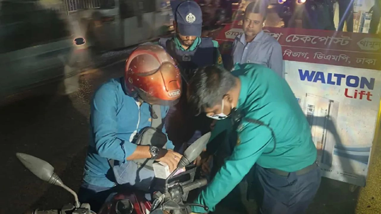 রাত পোহালেই হাসিনার রায়, ঢাকাজুড়ে চেকপোস্ট বসিয়ে তল্লাশি করছে পুলিশ