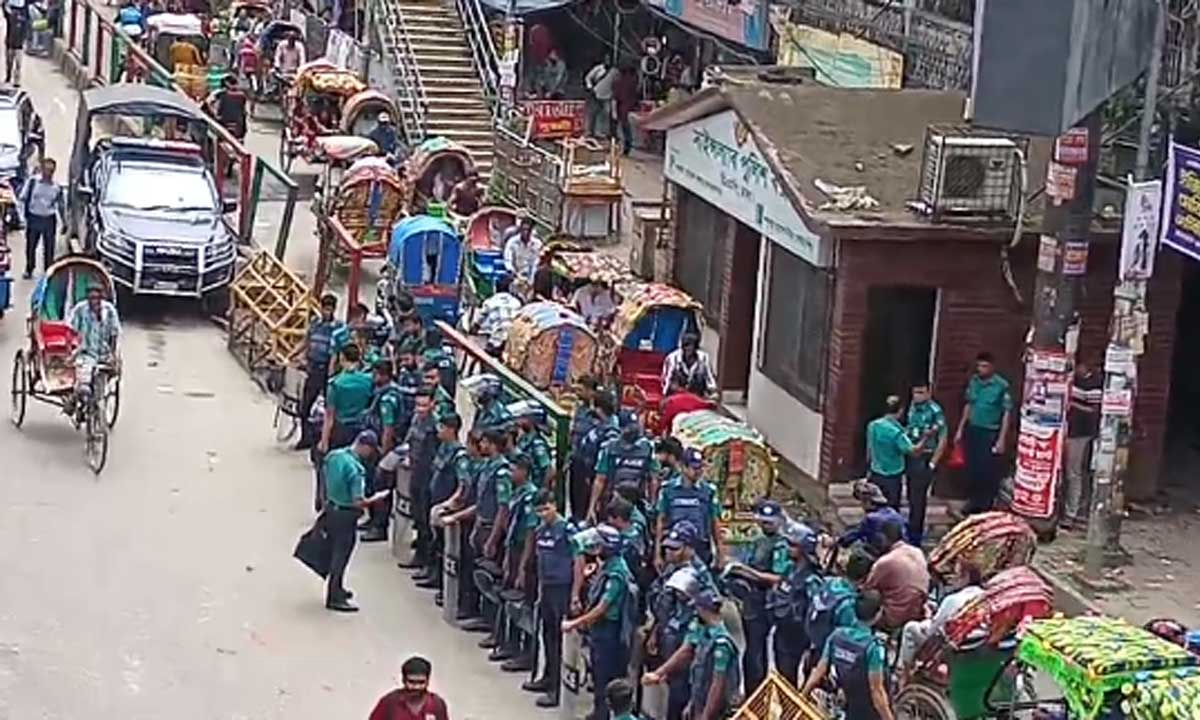 পরিস্থিতি নিয়ন্ত্রণে ঘটনাস্থলে পুলিশ সদস্যরা। ছবি- সংগৃহীত