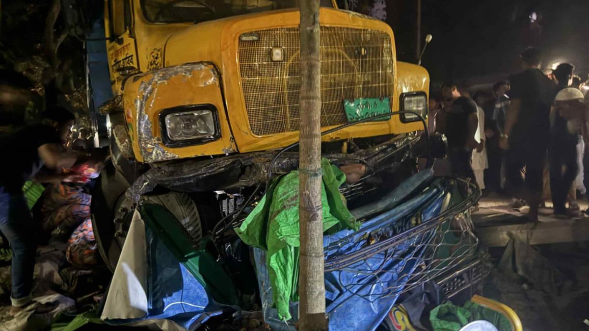 কুমিল্লার চৌদ্দগ্রামে ট্রাকের নিচে সিএনজি। ছবি- রূপালী বাংলাদেশ