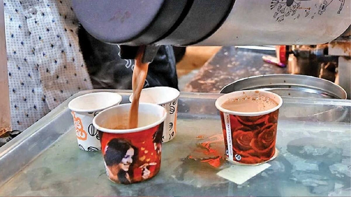 কাগজের কাপে চা। ছবি- সংগৃহীত