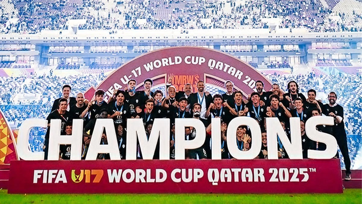 শিরোপা হাতে পর্তুগালের ফুটবলাররা। ছবি- সংগৃহীত