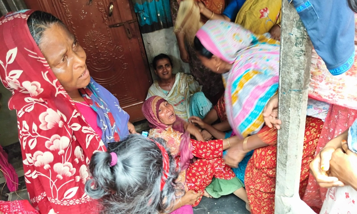 স্বজনদের আহাজারি। ছবি : রূপালী বাংলাদেশ