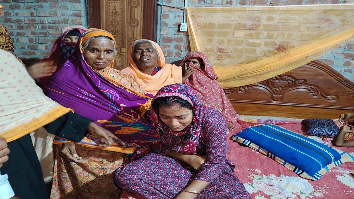 স্বজনদের আহাজারি।   ছবি- রূপালী বাংলাদেশ