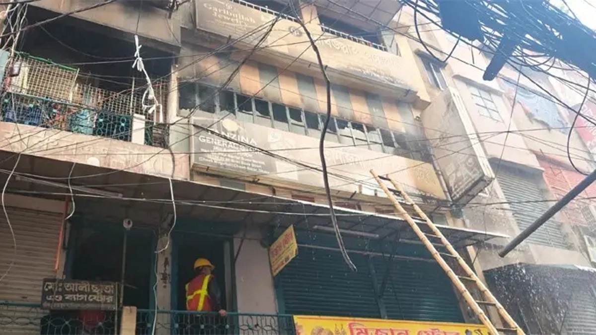 চকবাজারের খাজা মার্কেটের আশিক টাওয়ারে আগুন। ছবি : সংগৃহীত