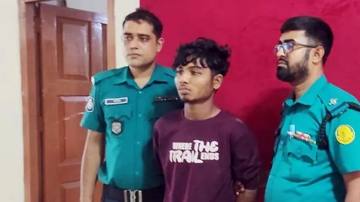 পুলিশের হাতে আটক ছিনতাইকারী। ছবি : সংগৃহীত