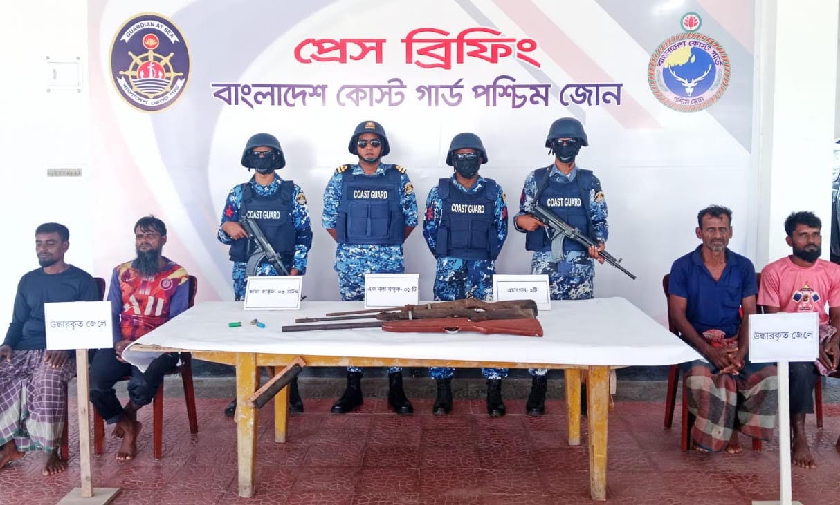 সুন্দরবনে কোস্ট গার্ডের অভিযান, ৪ জেলে উদ্ধার। ছবি- কোস্ট গার্ডের সৌজন্যে