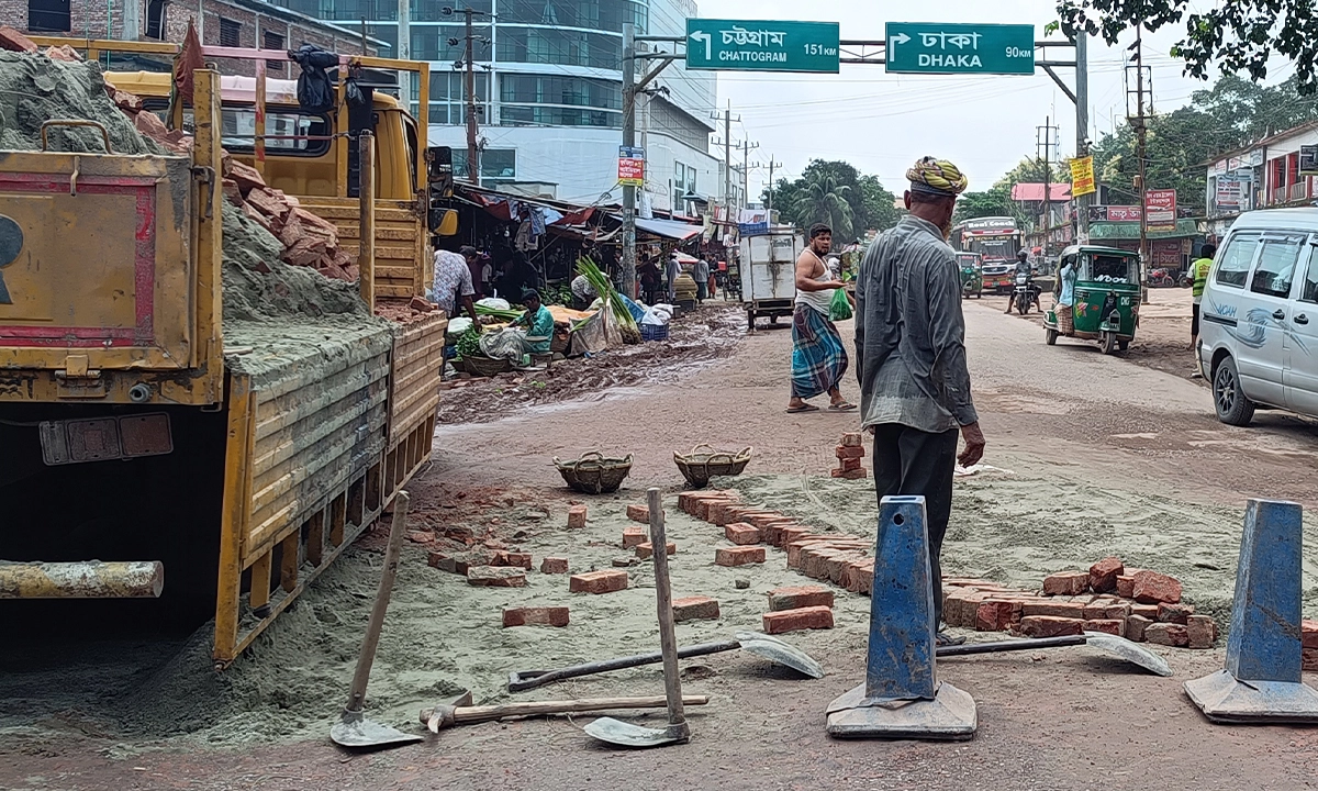 ঢাকা-চট্টগ্রাম মহাসড়ক ও কুমিল্লা-সিলেট আঞ্চলিক মহাসড়কের কুমিল্লা অংশে সড়ক সংস্কারে পাথরের পরিবর্তে ইটের ব্যবহার হচ্ছে। ছবি- রূপালী বাংলাদেশ